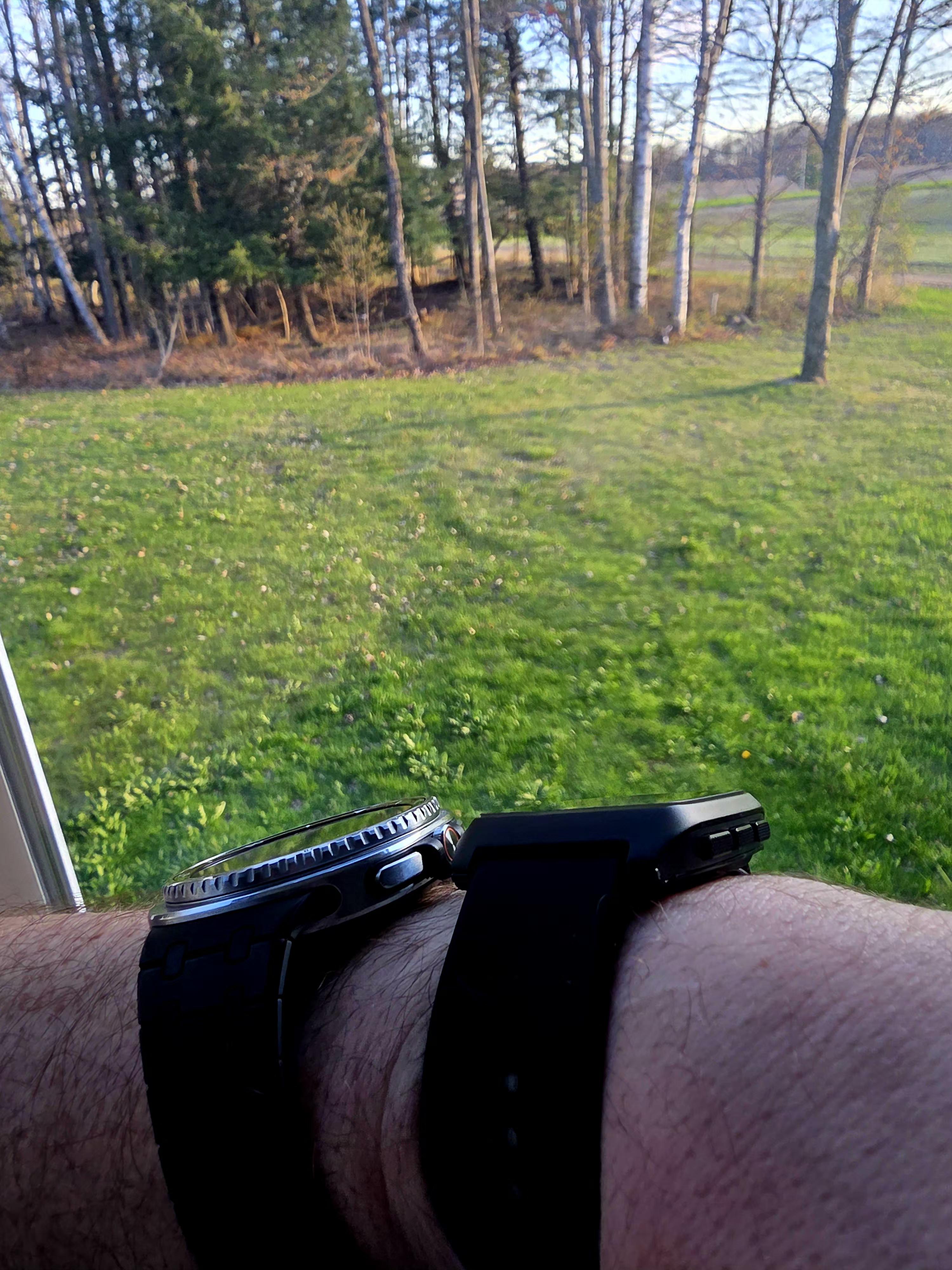 Side-by-side comparison of Pebble and Samsung